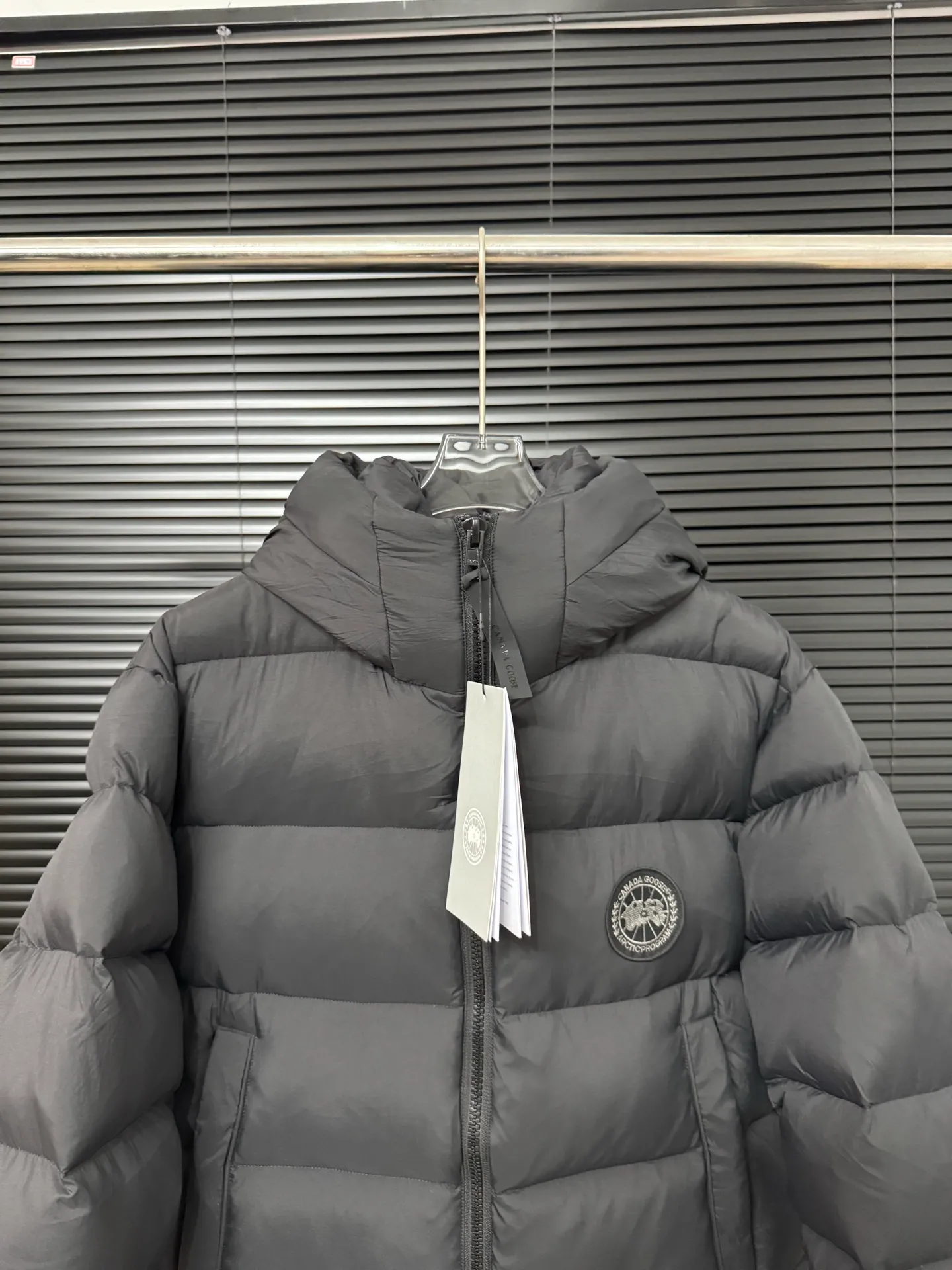 P860 Big Goose Ouyang Nana Second Generation (higher version) Canada goose Canada Goose Black Label Down Jacket A must-have in the outerwear world, the Big Goose Black Label down jacket! The latest designer styles! The goose down jacket has always been a popular element of fashion and is loved by experts from all walks of life! Fashionable hooded cut, high-end customer-supplied fine goose down, high resilience, smooth zipper, strong and firm. Pockets on both sides can store small items, free your hands, and you can go out without worries. It can also meet the need of putting your hands in your pockets👏👏Produced by Big Goose, it can be used as a group uniform by many celebrities. This down jacket uses a double-layer anti-down lining design, which has strong windproof performance and will be very warm in winter! Newly labeled white duck down filling, high fluffiness, windproof hooded design. When walking outdoors, pull the collar to the highest position, put your hands in the pockets and it will be very warm. It can be easily controlled by all body types! The interior is equipped with an elastic snow skirt design for better wrapping. The simple and neat style design highlights the masculine temperament. The impeccable style is classic and never goes out of style. It is warm and practical, and it is versatile! You can enter with your eyes closed!  Color: Black Khaki Size: XS-XXL